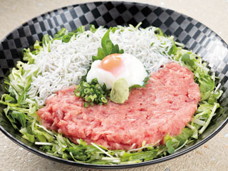 しらすとねぎとろの月見丼